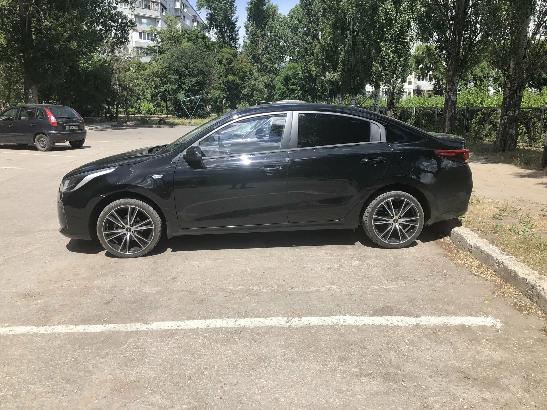 Kia Rio 4 r17. Kia Rio 4 диски черная r17. Киа Рио 4 на дисках r17. Рио 4 на 16 дисках. Rio 17