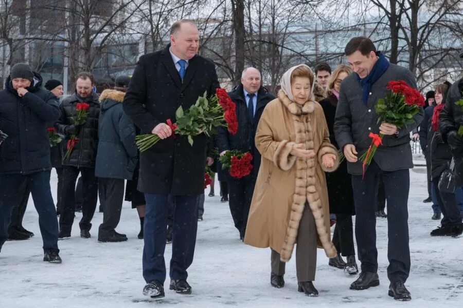 Наина Ельцина юбилей. Возлагает цветы Ельцин. Наина Ельцина в Ельцин центре.