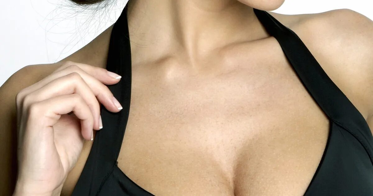 Фото грудей брюнеток. Гладкая грудь. Грудь и зона декольте. Зона декольте у женщин.