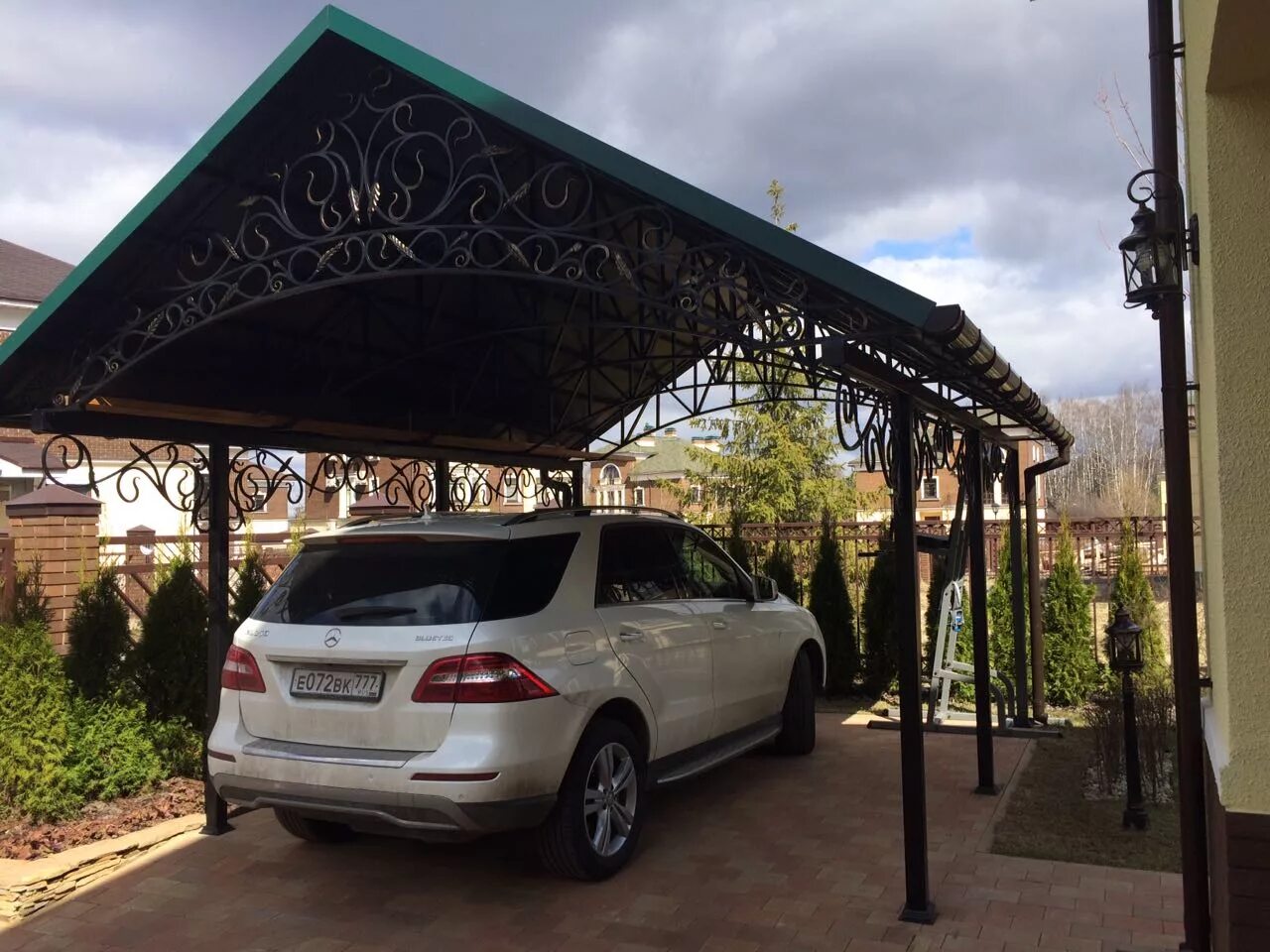Навес двускатный 6х4. Автонавесы для автомобилей. Навесы для автомобилей. Навес 2х2 односкатный. Двухскатный навес авто.