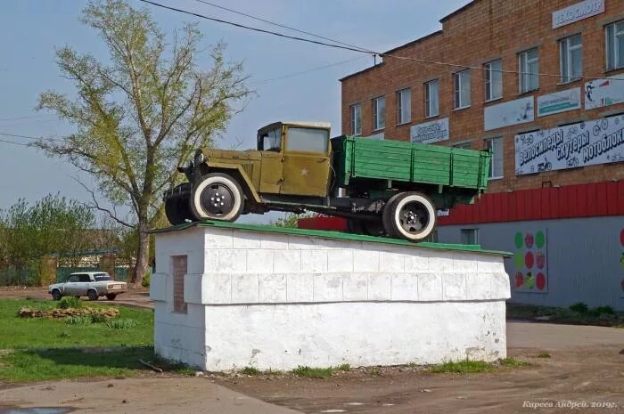 Полуторка город. Памятник полуторка Ейск. Поселок Хохольский. Памятник полуторке. Памятник ГАЗ-АА «полуторка». ГАЗ полуторка памятник.