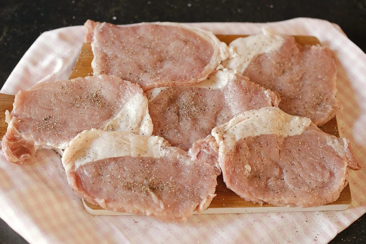 вареная свинина. прослойка свиная. грудинка свиная запеченная. свиные грудки. вкусная свиная грудинка.