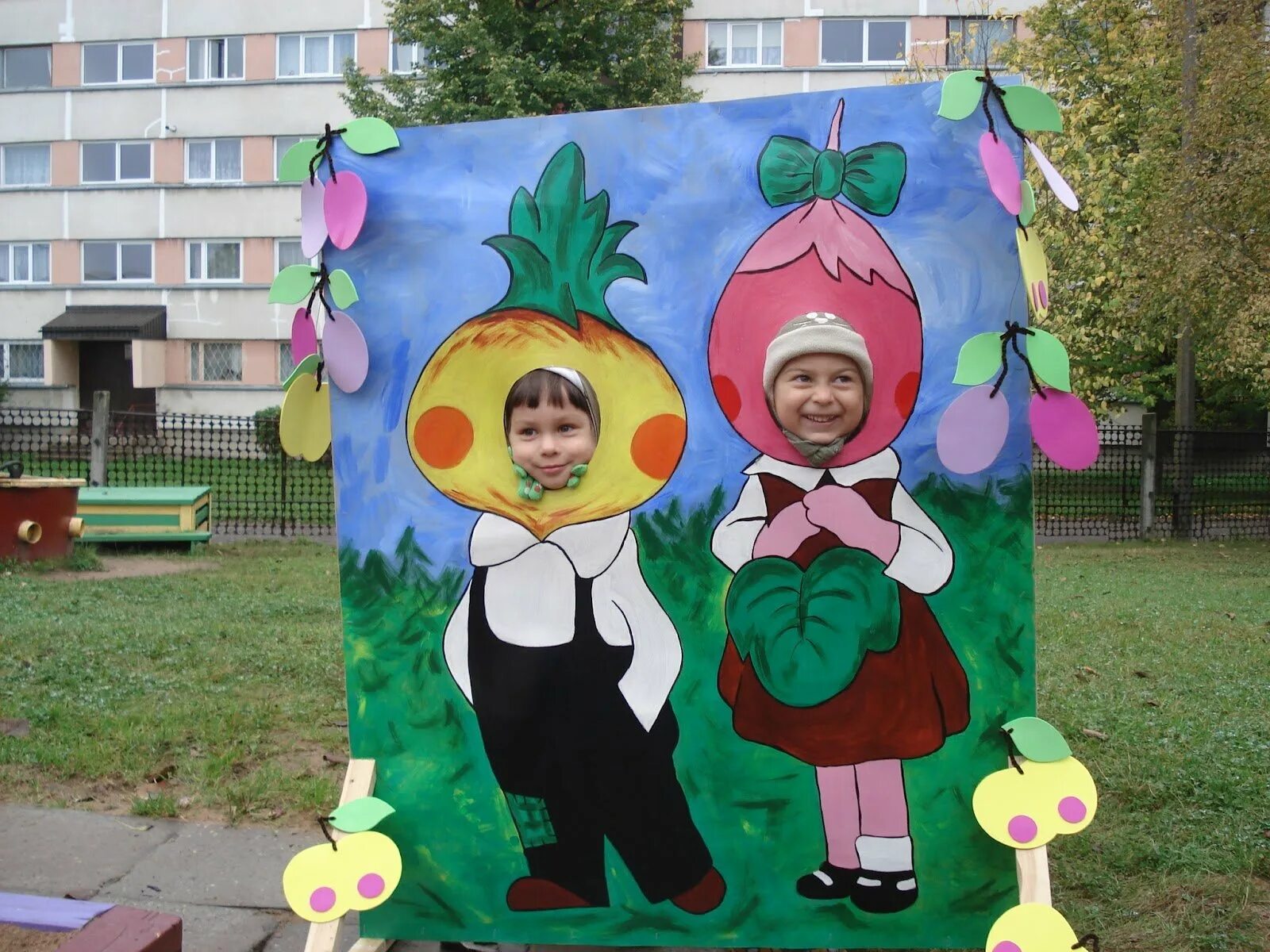 Тантамареска для детского праздника. Ярмарка в детском саду идеи. Фотозоны в саду. Фотозона осенняя ярмарка в детском саду. Тантамарески в детском саду