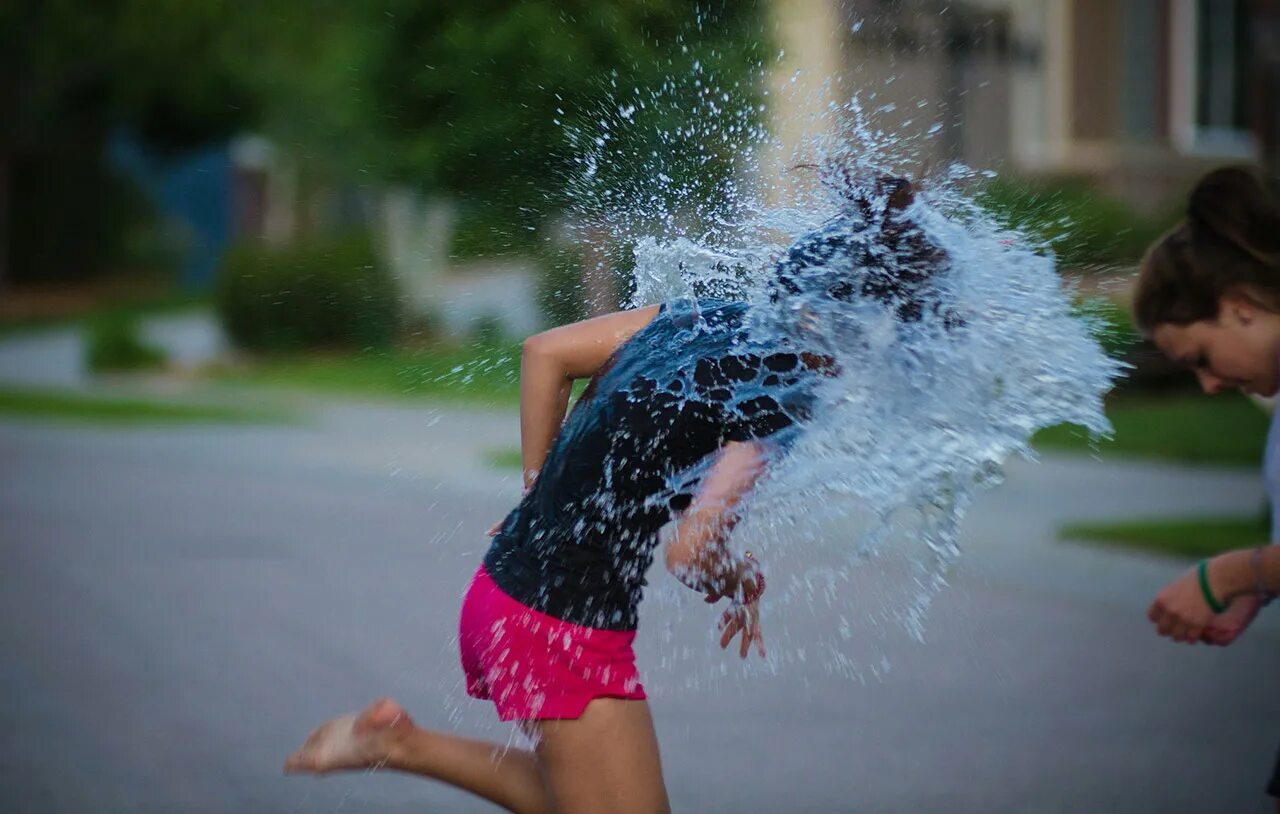 Water Balloon Fight. Water Fighters. Одежда наполняемая водой. Girl Water Fight. Water fights