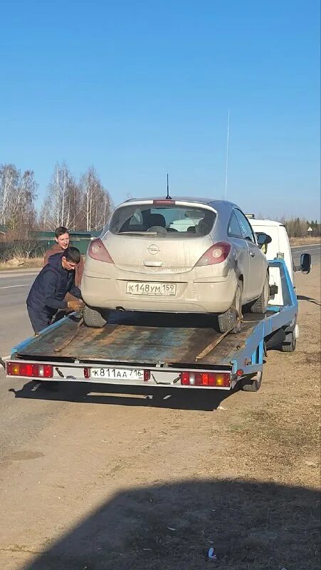 перед эвакуатором едет машина чтобы видеть