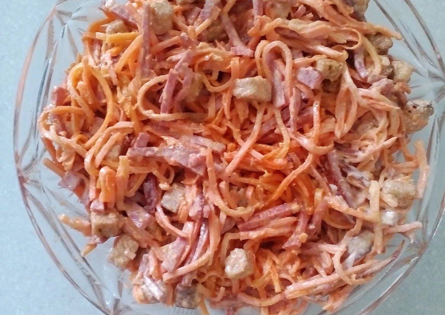 Салат с морковкой по-корейски и копченой курицей. Салат с морковью по-корейски и копченой курицей и кукурузой. Салат с копченым окорочком и корейской морковкой. Салат с копченым окорочком и корейской морковкой. Салат из копчёной курицы с корейской морковкой и кукурузой.