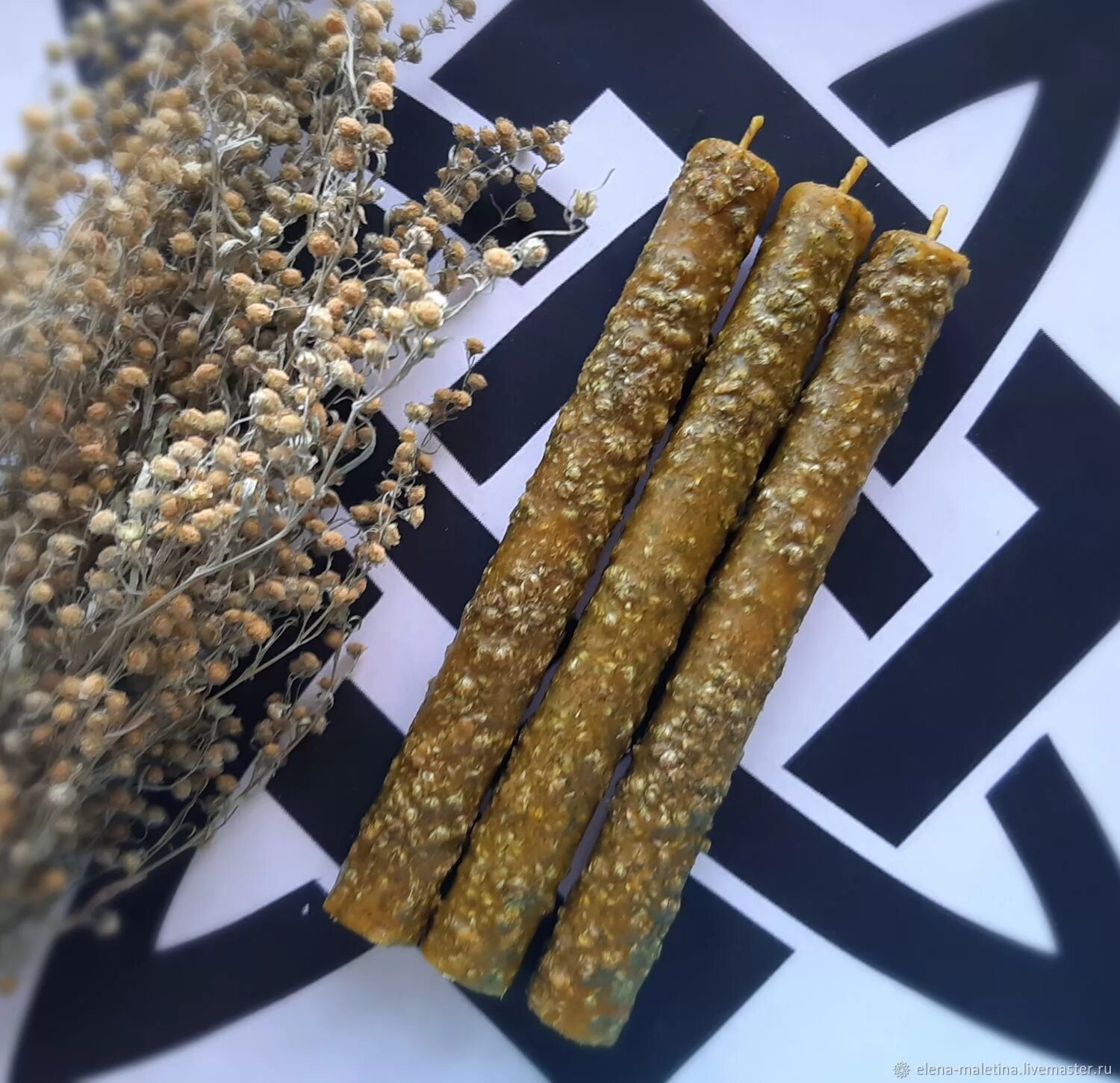 Вересковые свечи. Катаная свеча с полынью. Свеча восковая с полынью №60. Катаные свечи с травами. Свеча черная с полынью.