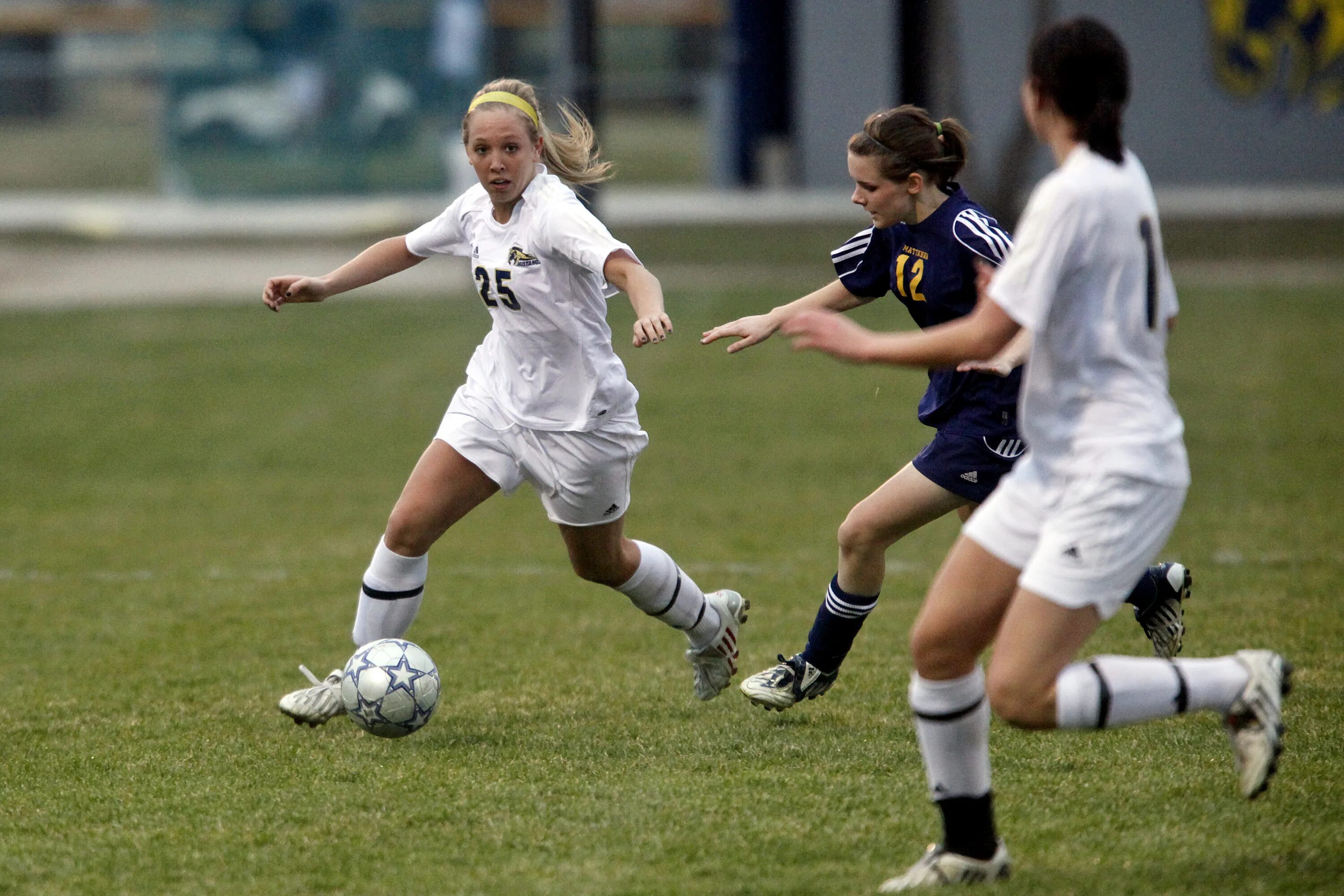 джордин уитема футболистка. футбол для дошкольников. девушки на футбольном поле обои. футбол девочки. девочка футболистка.