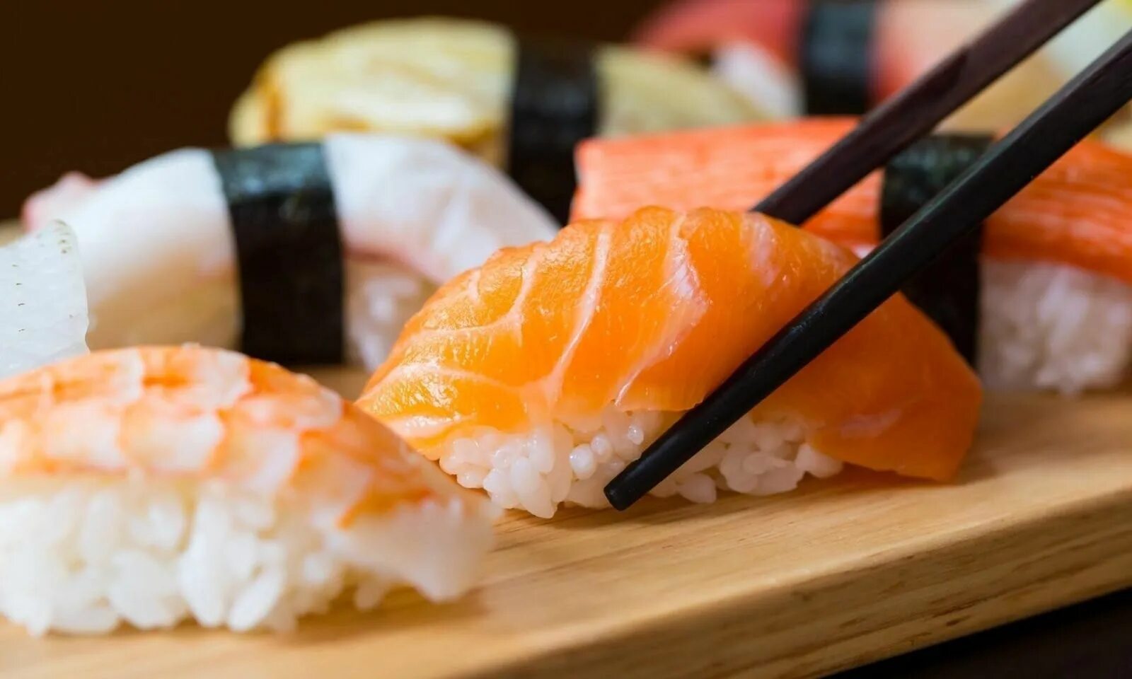 Где найти суши. Роллы японское блюдо. Суши в Японии. Сочные роллы. Суши в древней Японии.