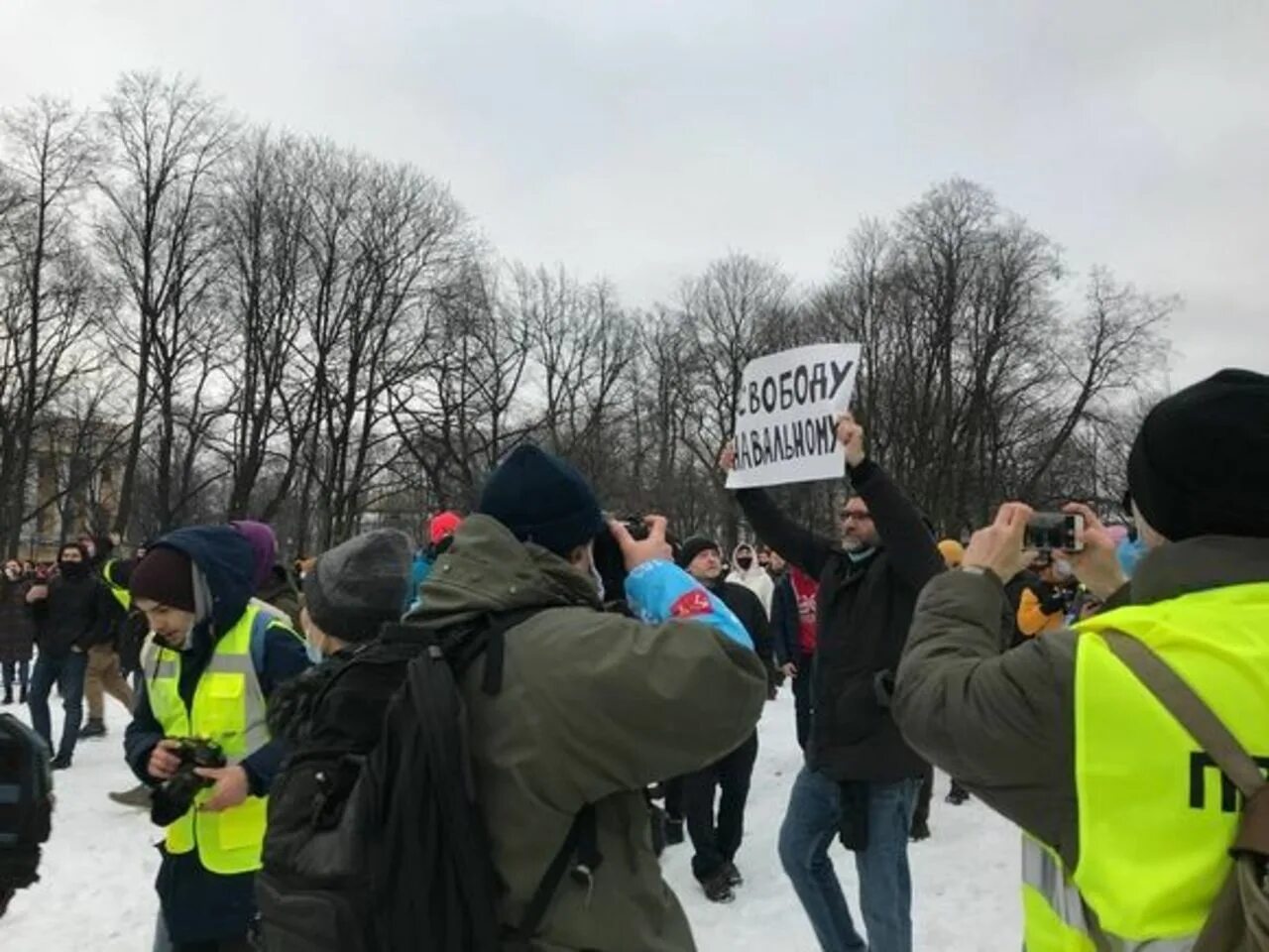 Вопреки ожиданиям активисты общественных движений забыли. Общественная организация активисты. Шлосберг на митинге. Лев Шлосберг пикет. Митинг вокруг Исаакия.