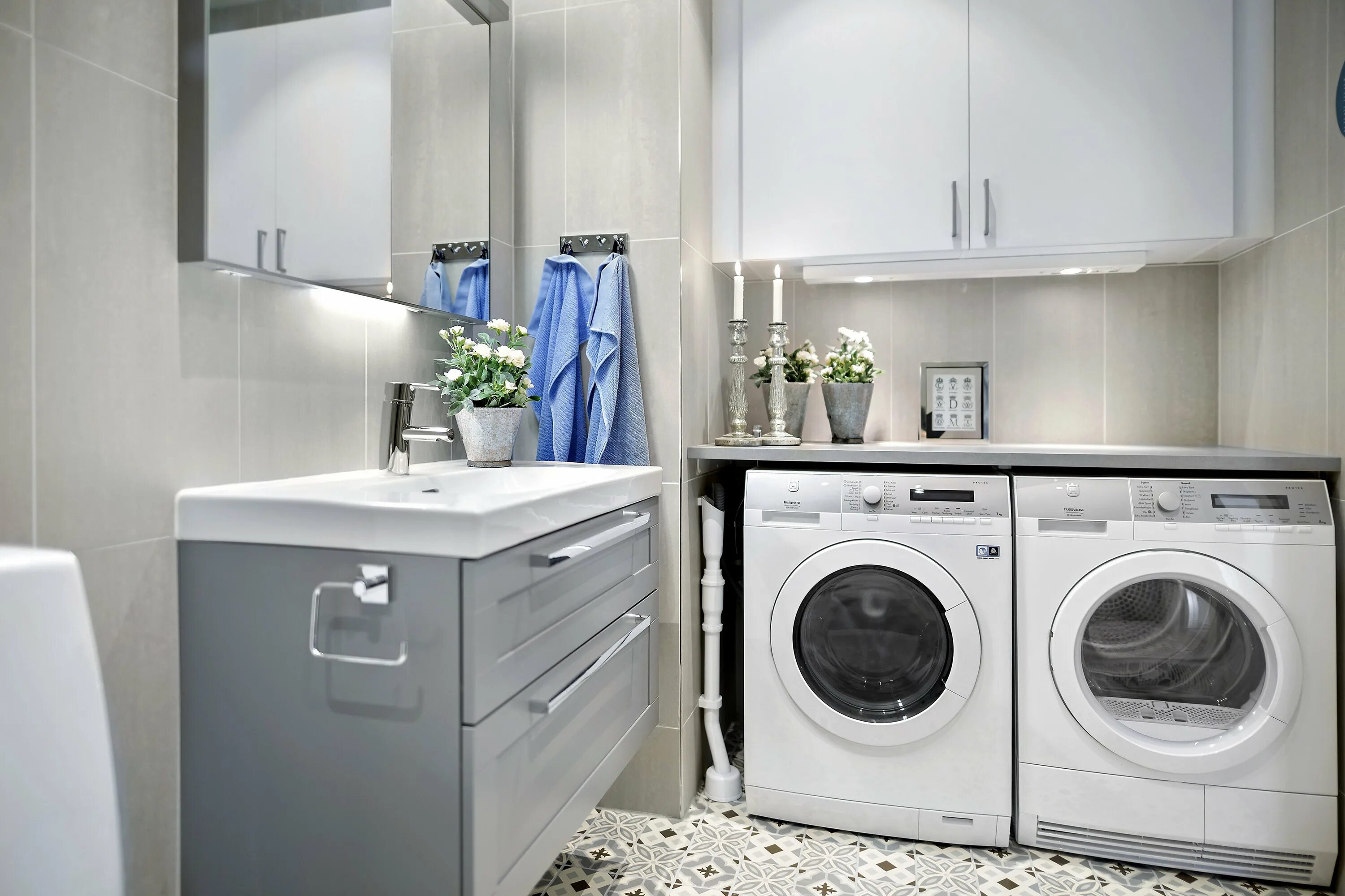 Дизайн маленькой ванной со стиральной машиной GD-Home.com Современная обстановка