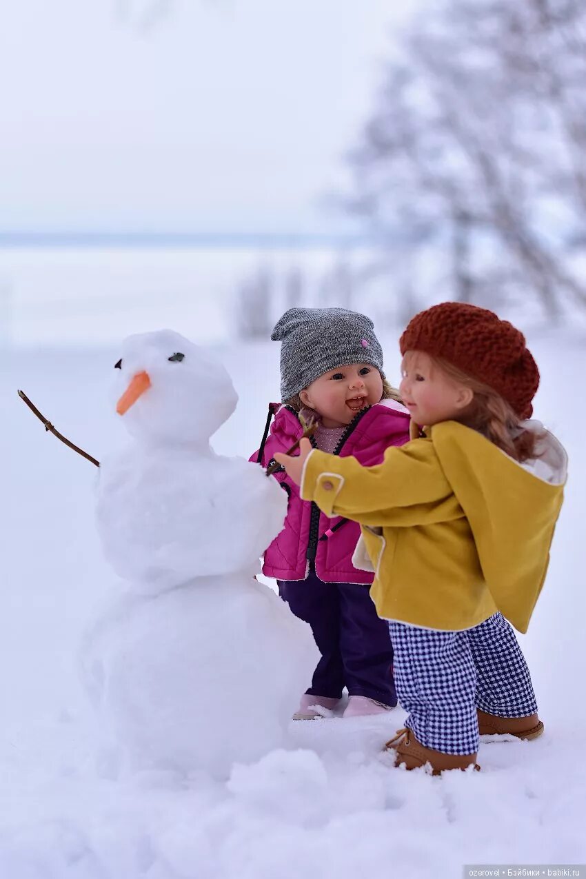 Лепить снеговика зимой. Лепка Снеговик. Дети лепят снеговика. Зима дети Снеговик. Снеговик девочка.