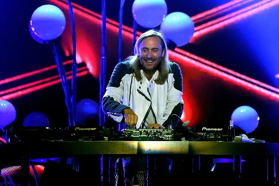 David guetta live. David Guetta. Диджей Стив. Дэвид Гетта в Москве фестиваль.