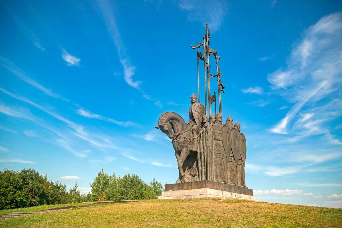 Монумент Ледовое побоище в Пскове. Памятник Александру Невскому в Пскове Соколиха. Памятник на Соколихе Псков. Памятник Александру Невскому на горе Соколиха в Пскове. Памятники россии памятные места