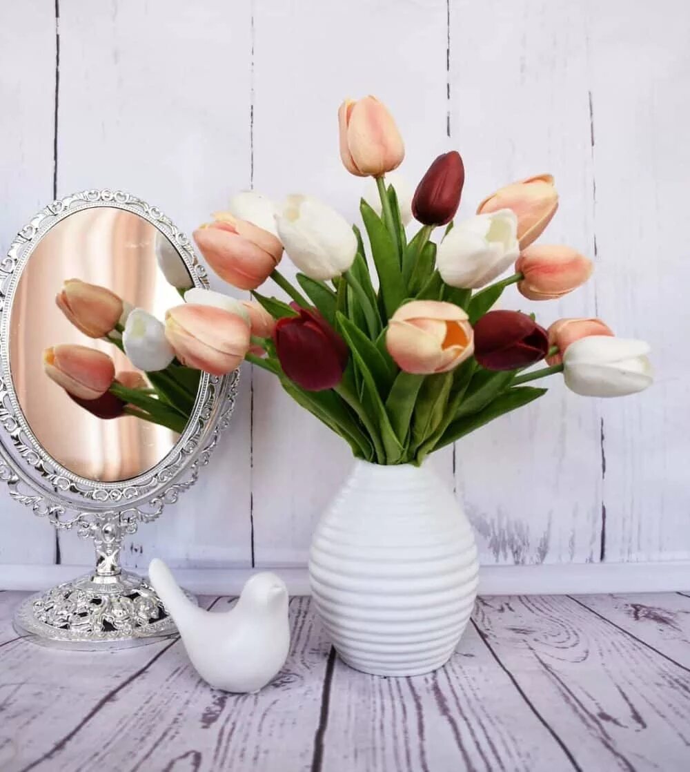 Что сделать чтобы тюльпаны закрылись. Тюльпаны в вазе. Красивые тюльпаны в вазе. Красивая ваза тюльпаны. Прекрасные тюльпаны в вазе.