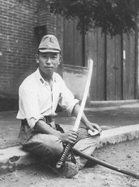 Японские солдаты второй мировой войны с катанами. Японский солдат Самурай второй мировой. Японский солдат второй мировой войны с катаной. Катана офицера Японии вторая мировая.