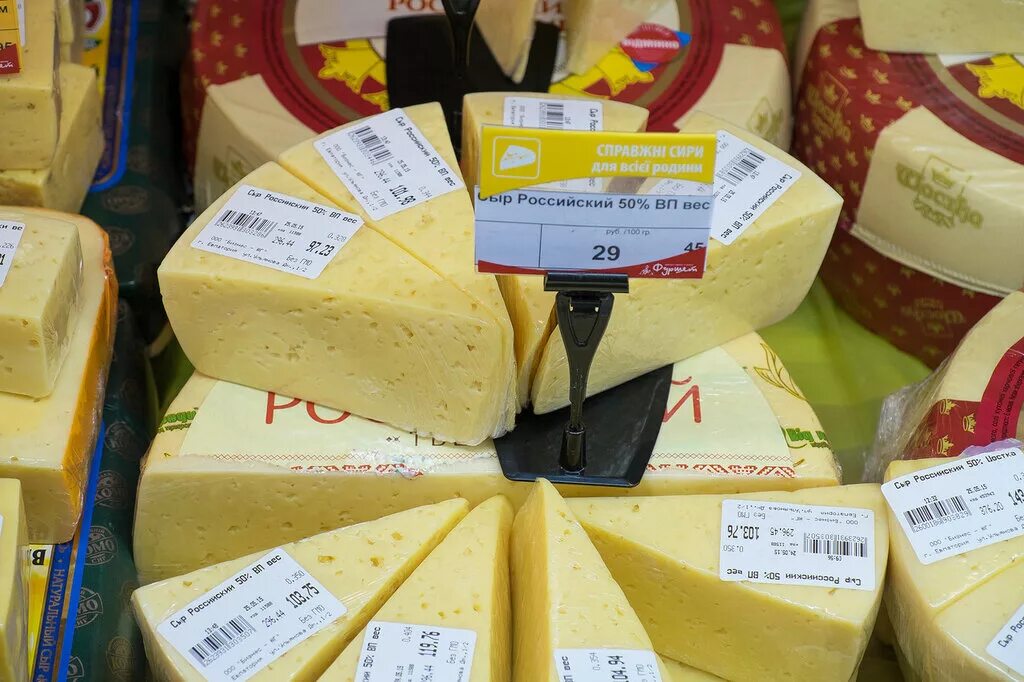 Сколько стоит кг сыра российского. Сыр российский. Маркировка сыра. Дешевый сыр. Сыры фасованные.