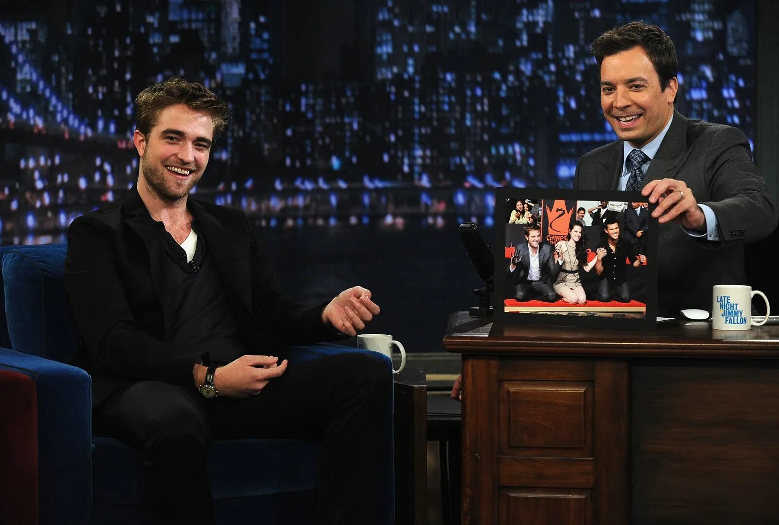 Jimmy&#039;s show. Джимми фэллон шоу. jimmy fallon, robert pattinson. late night show with jimmy fallon. джимми фэллон и рик.