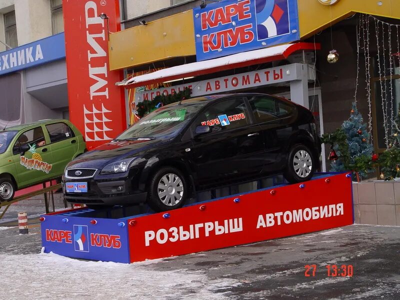 Пьедестал для авто. Рекламный подиум для авто. Автомобиль на пьедестале. На постаменте авто.