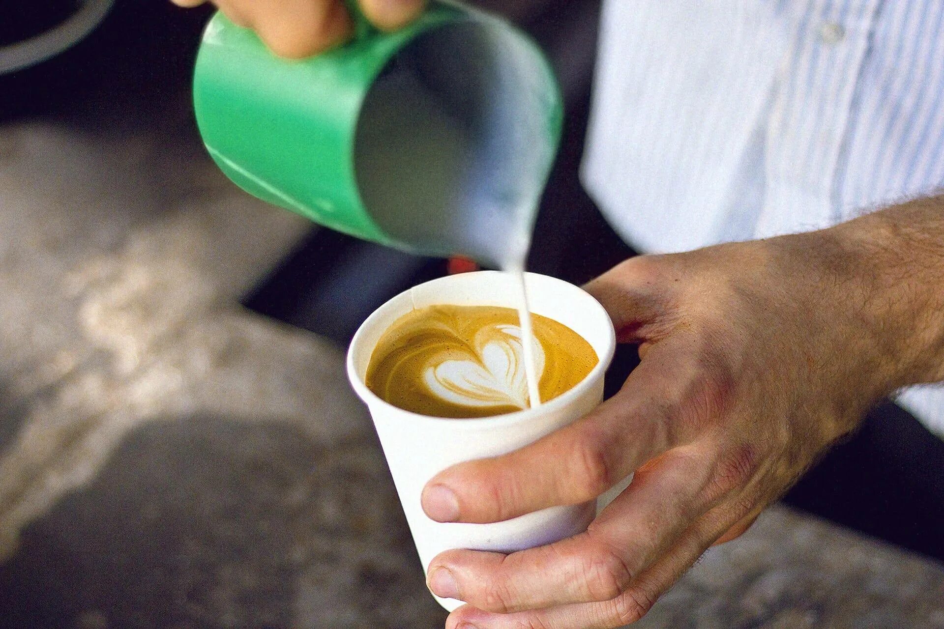 Можно пить кофе утром на голодный желудок. Кофе. Стакан для кофе. Стаканчик кофе. Кофе в бумажном стаканчике.