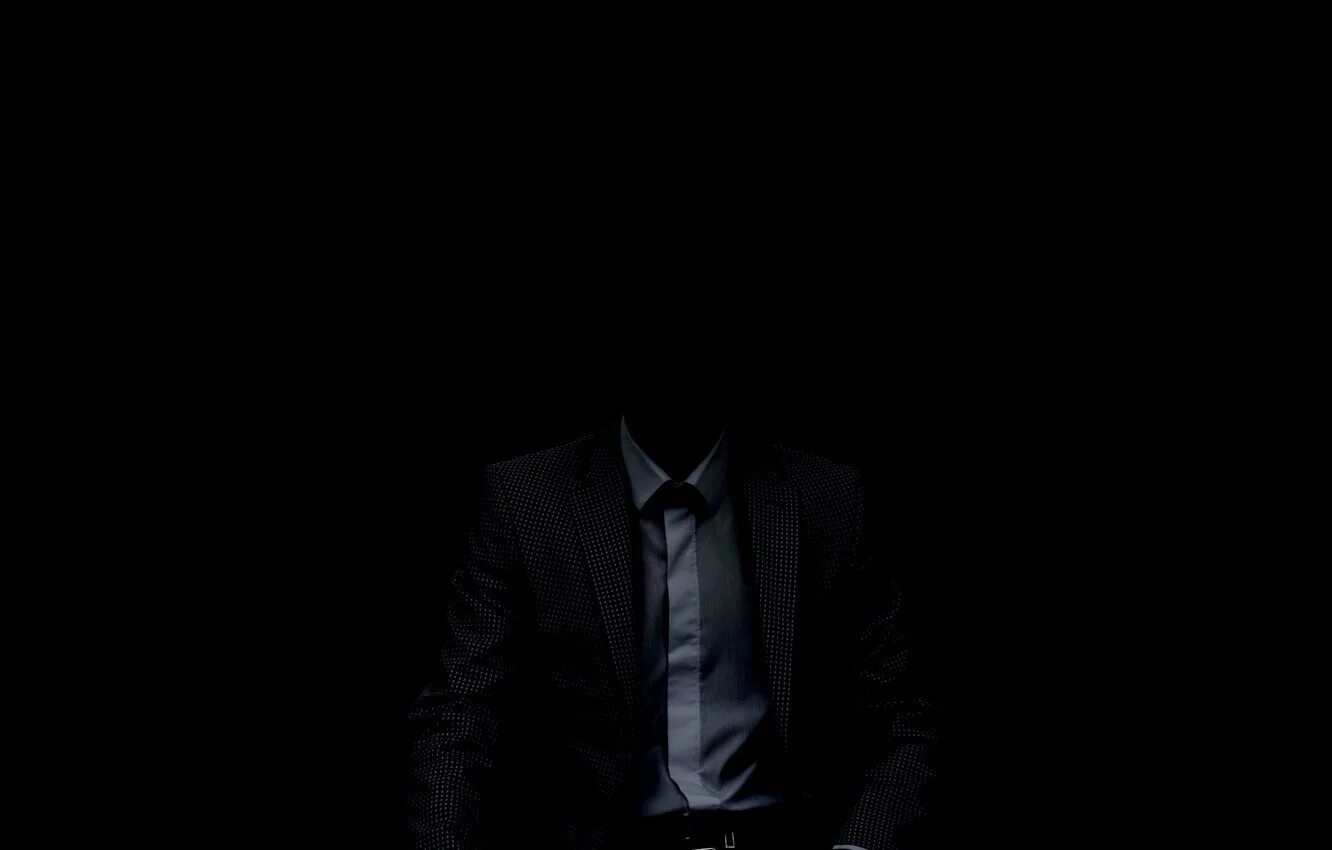 Черный мужской фон. Мужчина в костюме в темноте. Человек в пиджаке в темноте. Черный костюм в темноте. Мужчина пиджаке в темноте.