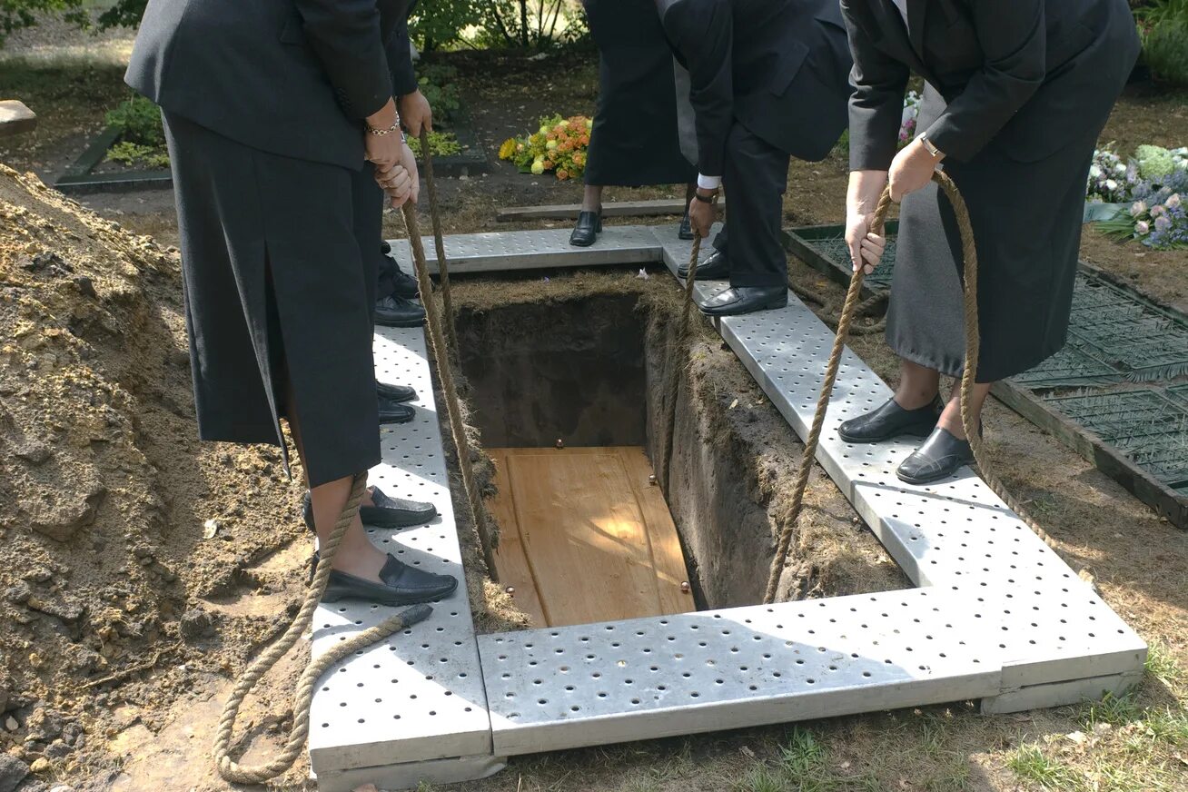 Опускание гроба в могилу. Глубина захоронения 2 метра. Почему хоронят на глубину 2