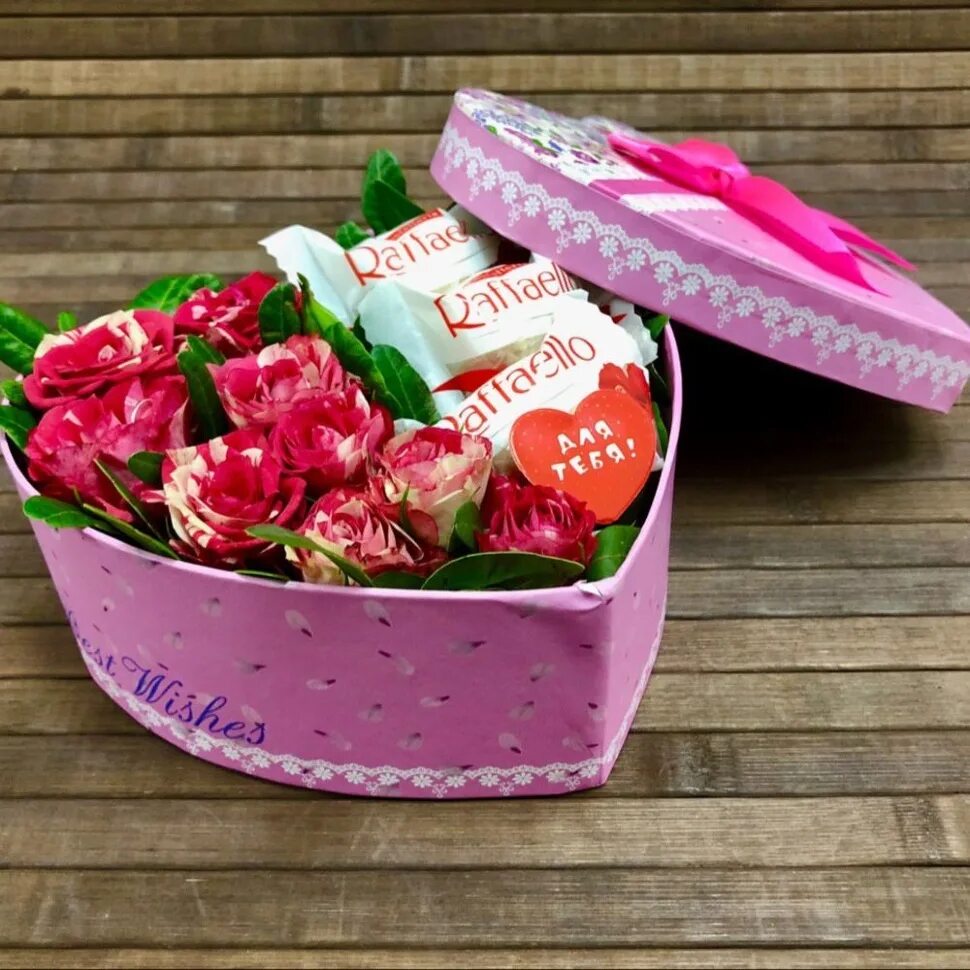 Недорогие боксы купить. Цветы с конфетами в коробке. Коробка с цветами и конфетами. Подарочная коробка с цветами и конфетами. Цветочные коробки с конфетами.