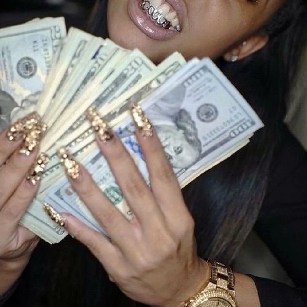 Девушка с деньгами. Девушка с долларами. Красивая девушка с деньгами. Деньги в руках девушки.