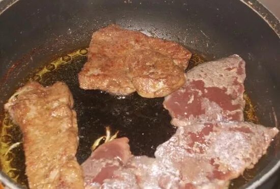 Белый налет на говяжьей печени. 100 Грамм жареной говядины. Фото жарки печени, вместе. Пятна на печени для жарки. Калории жареной говяжьей печени