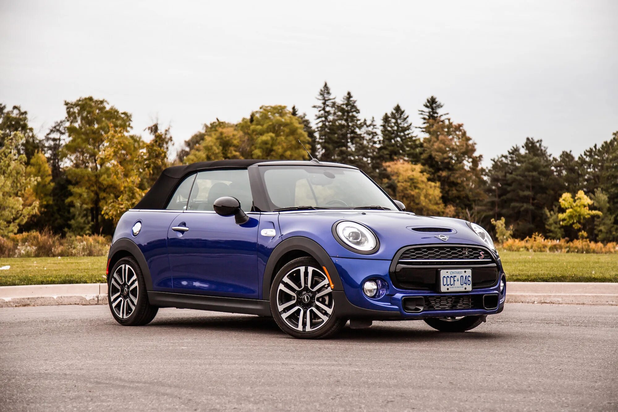 Синий minis. Фольксваген мини купер. мини купер 2019. mini cooper синий. mini cooper camden.