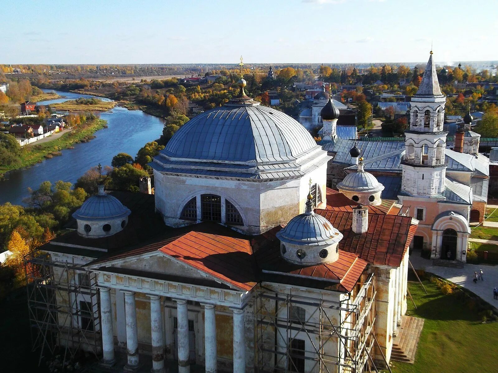 Население города торжок. Торжок Тверская область. Торжок город в Тверской. Борисоглебский монастырь Торжок фото. Город Торжок достопримечательности.