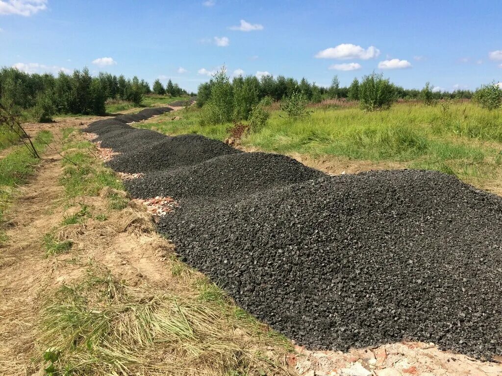 Щебень асфальтная крошка. Отсыпка дороги асфальтовой крошкой. Асфальтная крошка ЗИЛ. Песчанка крошка асфальтная. Дорога гравий песок асфальтная крошка.