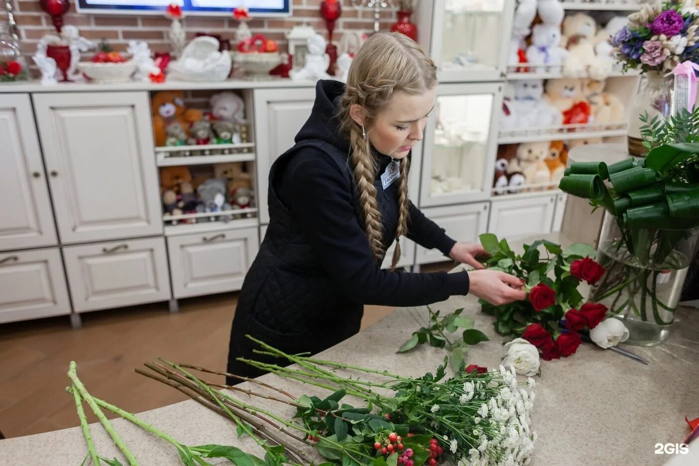 Флорист в москве свежие вакансии. Помощник флориста. Профессия флорист для дошкольников. Магазин флориста.