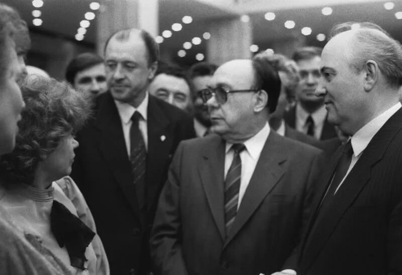 Егор лигачев 2020. Пленум цк кпсс 1985. Горбачев генеральный секретарь цк кпсс. Генеральный секретарь цк кпсс в 1989. 1990 годы перестройка.