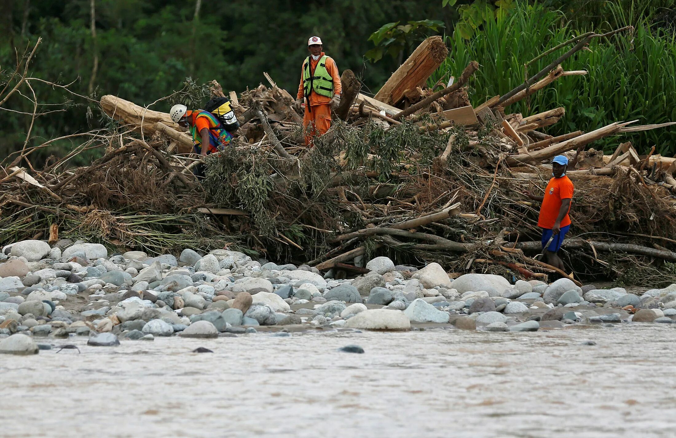 Сколько погибших при наводнении. Селевой поток 2017 года в Колумбии. Наводнение в Колумбии. Сель и наводнение.