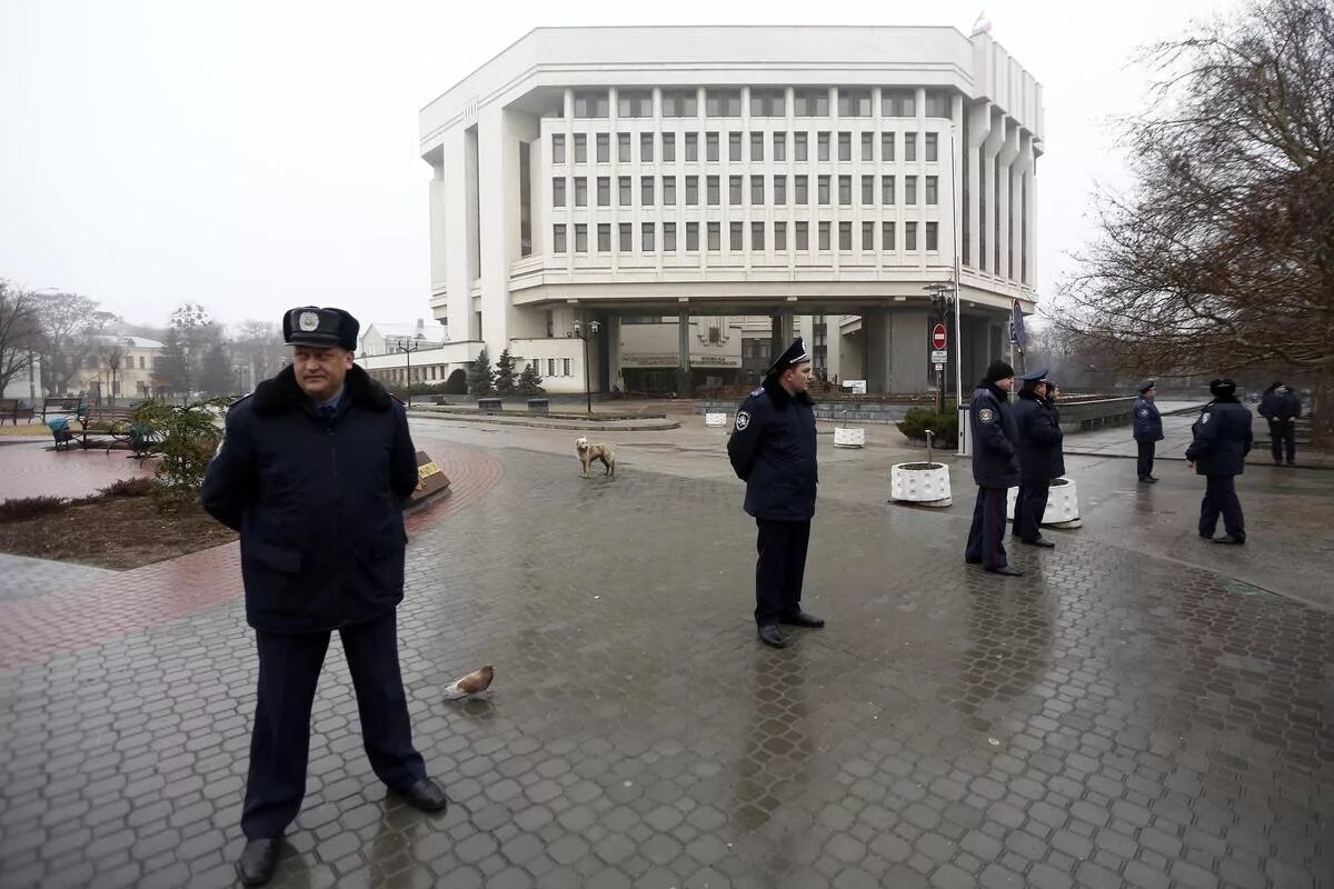 Захват парламента Крыма 2014. Здание парламента Крыма. Верховная рада Крыма 2014. Захват здания парламента в Крыму 2014. Захват парламента