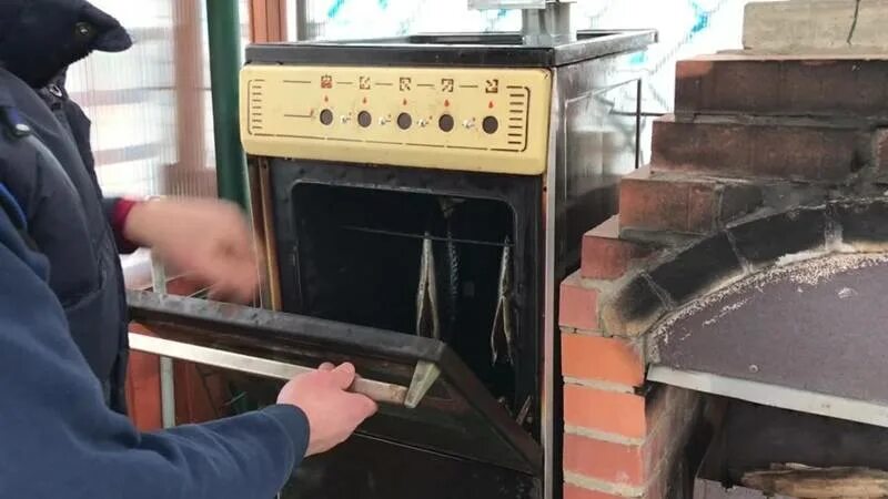 Как из плиты сделать коптильню. Коптильня из электроплиты. Коптилка из газовой плиты. Коптильня из старой газовой плиты. Коптилка из газовой плиты.