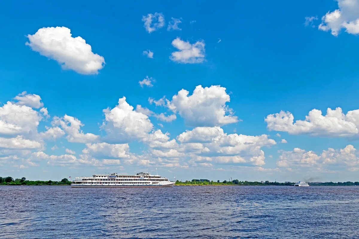 Волга это река. Волга река. Волга Волга река. Волга река полноводнее. Волны на реке.