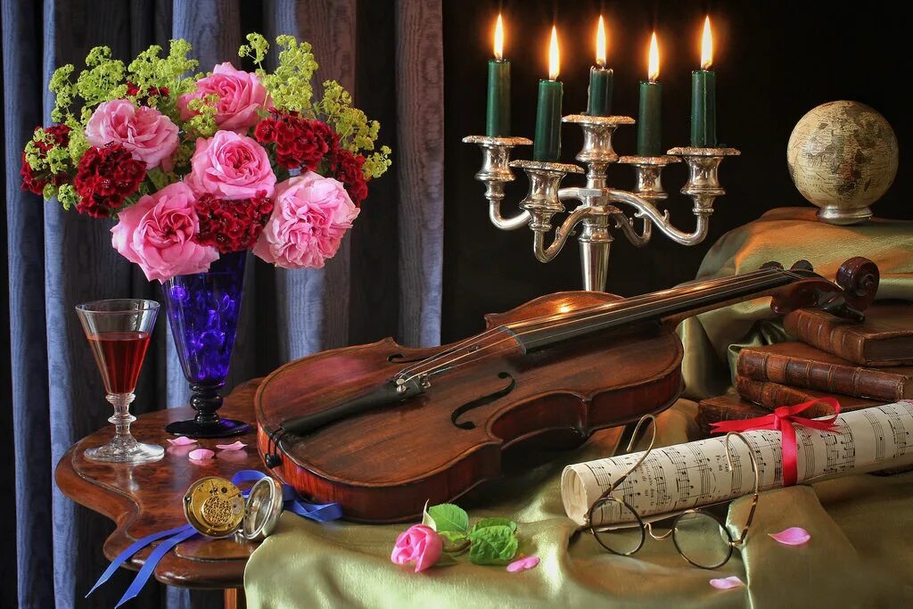 Музыкальные инструменты и цветы. Натюрморт с музыкальными инструментами. Романтический натюрморт. Розы и музыкальные инструменты.