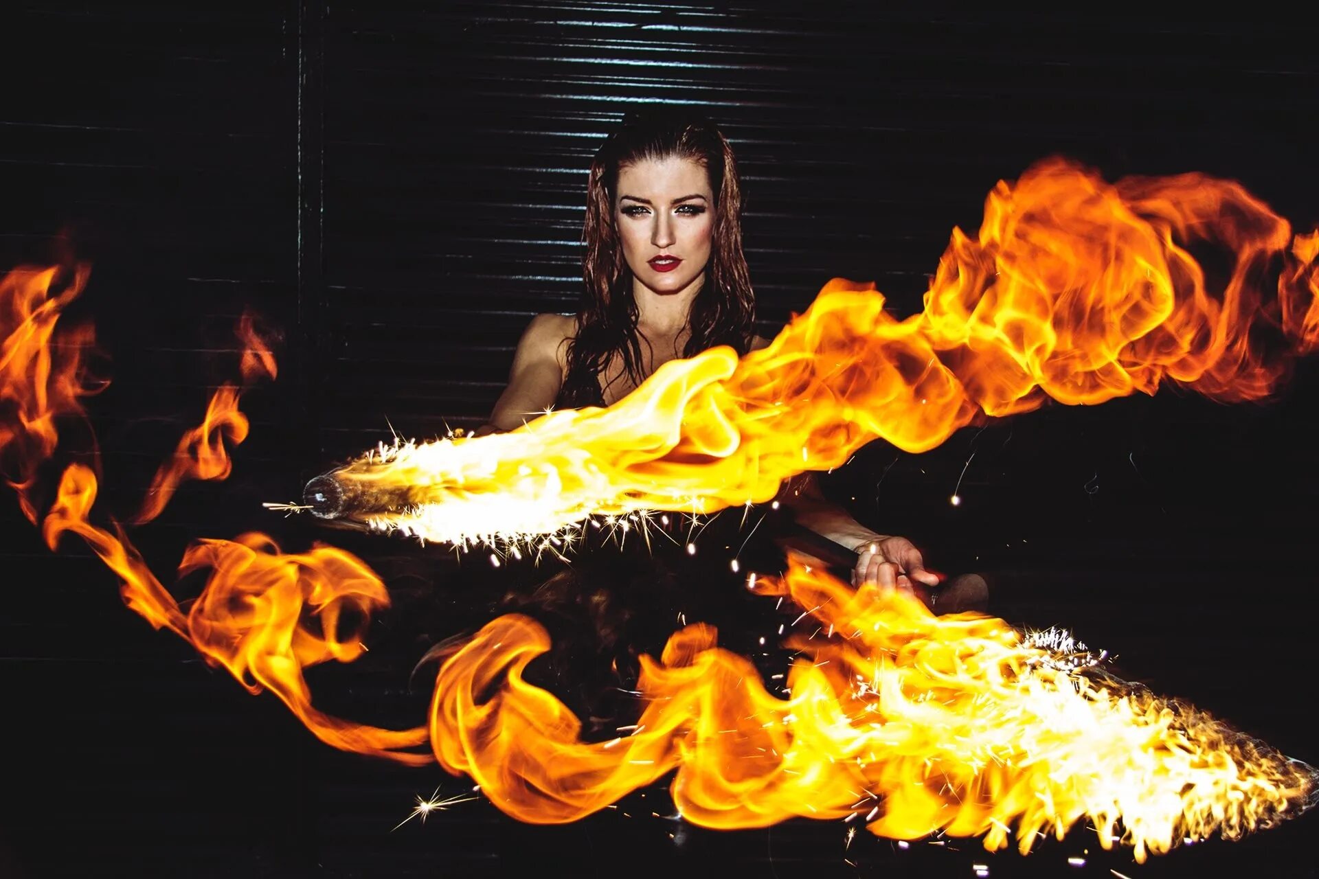 Я ловлю огнем. Девушка и огонь. Огненная девушка. Красивая девушка в огне. Девочка огонь.