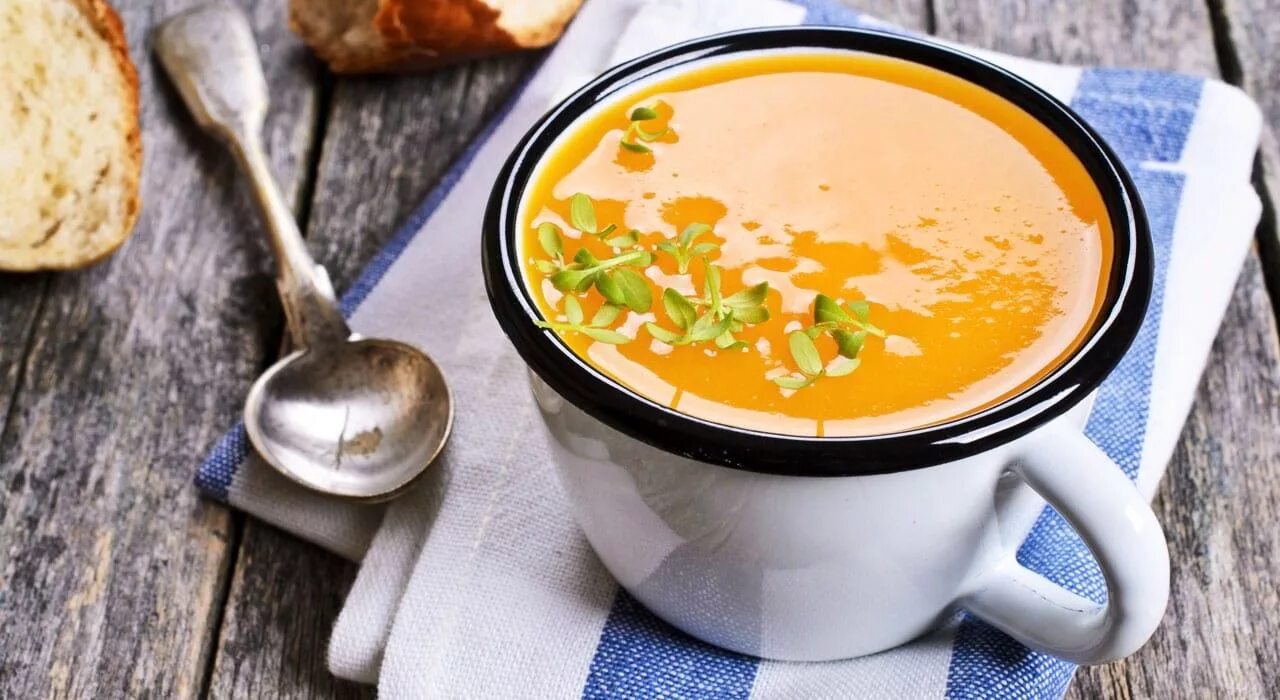 Рецепт приготовления супа из тыквы. Индийский тыквенный суп. Обед тыквенный суп. Имбирный суп. Жидкая пища.