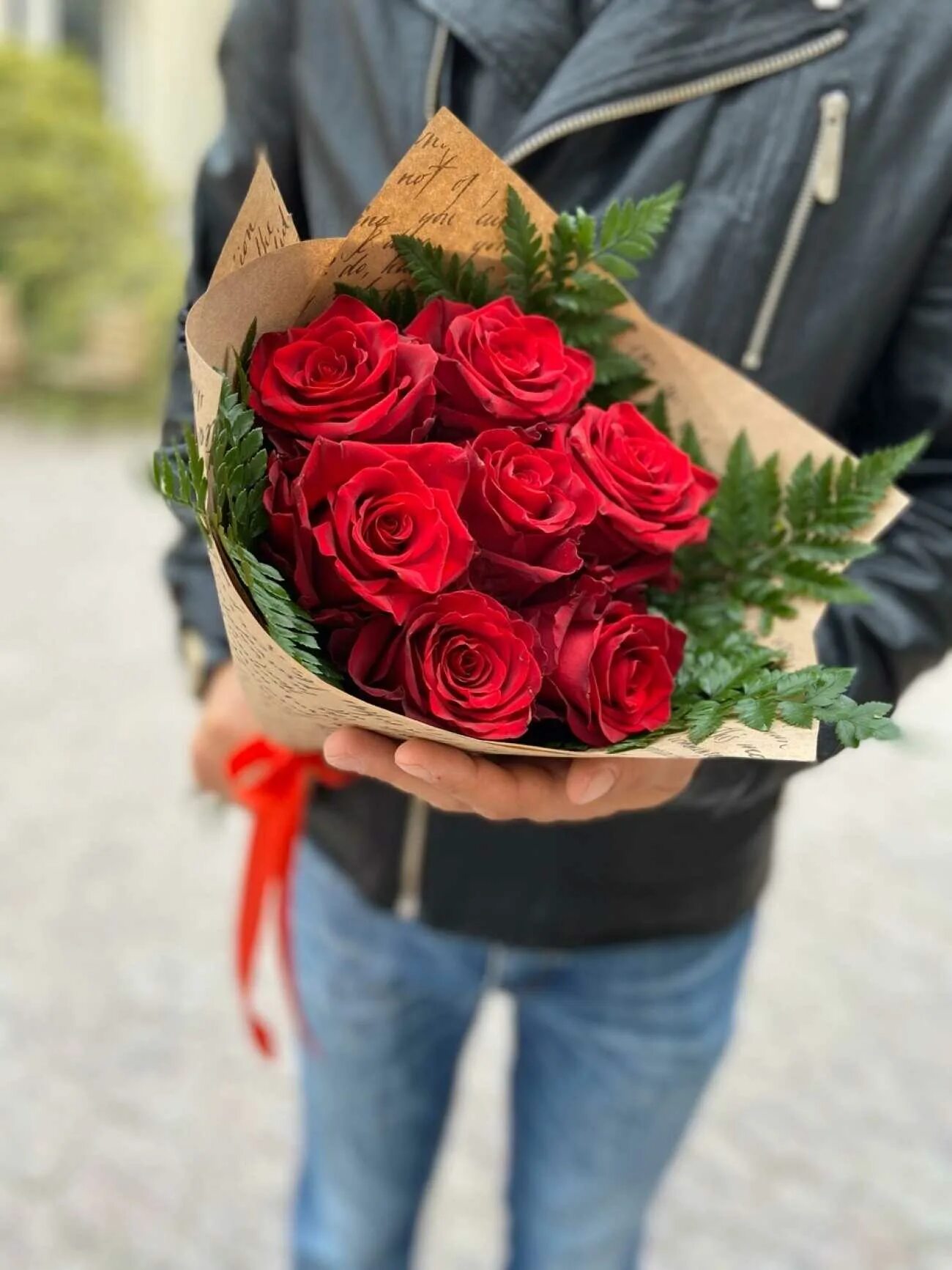 Можно ли дарить 4 цветов. Букет из роз. Букет красных роз. Букет из красных роз. Букет "девушке".