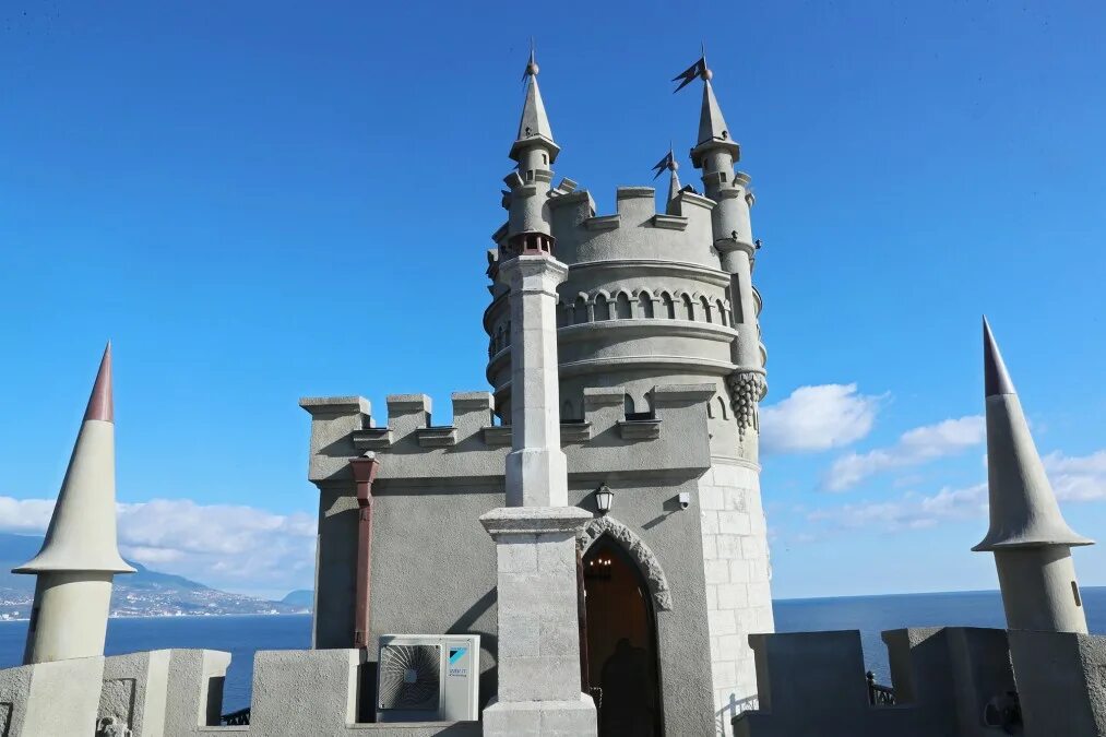 Взятие ласточкино. Ласточкино гнездо 2021. Ласточкино гнездо в Крыму после реставрации. Дворец замок Ласточкино гнездо внутри. Ласточкино гнездо после реставрации.