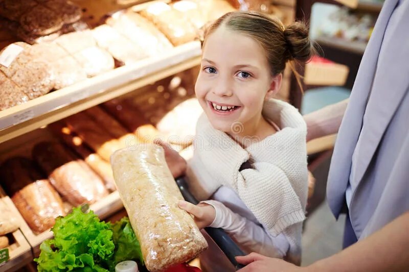 Сходи за хлебом магазин. Девочка за хлебом в магазине. Мама и ребенок пекарня. Маленькая девочка в продуктовом магазине. Ребенок покупает хлеб.
