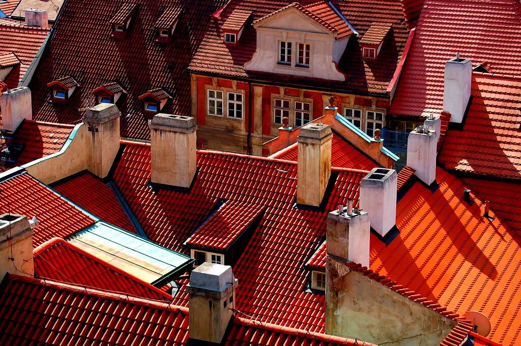 Кто живет на крыше. Прага крыши Черепичная крыша. Римский город Черепичная кровля. Черепичные крыши Стокгольма. Италия черепичные крыши фреска.