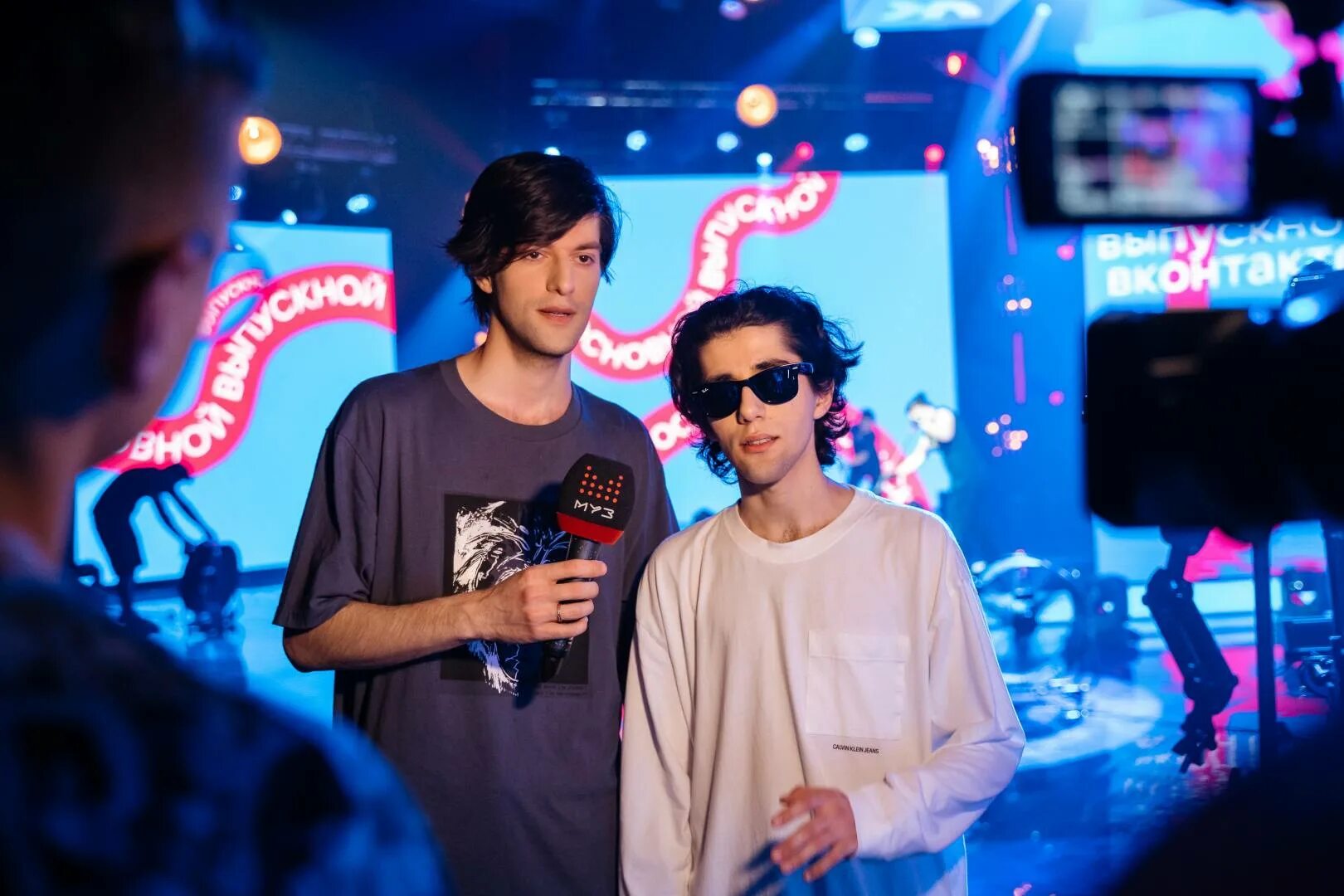 группа блестящие 2004. 10 место муз тв. 10 место муз тв. поет на музтв кудрявая в очках вечно в толстовке. артем пивоваров на премии муз тв.