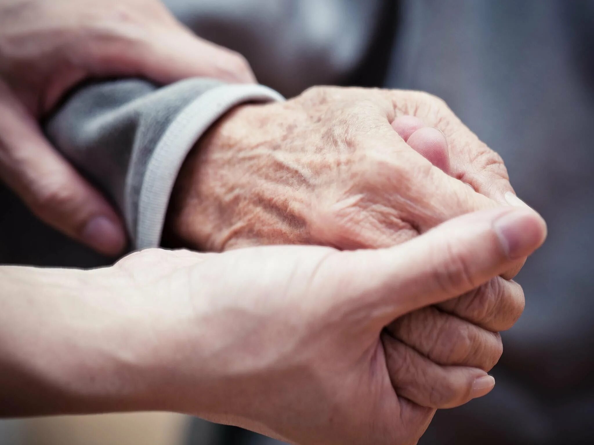 Фото рука помощи при деменции. Картинки руки помощи престарелым медицина. Пожизненная рента картинки. Begging by hand.