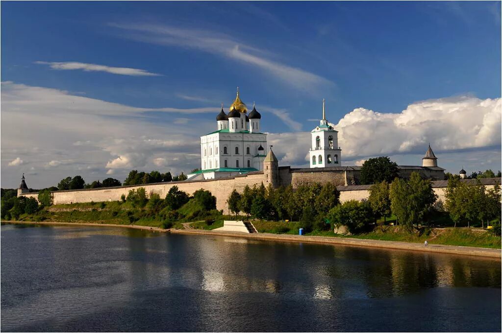 Группа город псков. Псковский кром Псков. Псковский Кремль кром. Город Псков Кремль. Вид на Псковский кром.