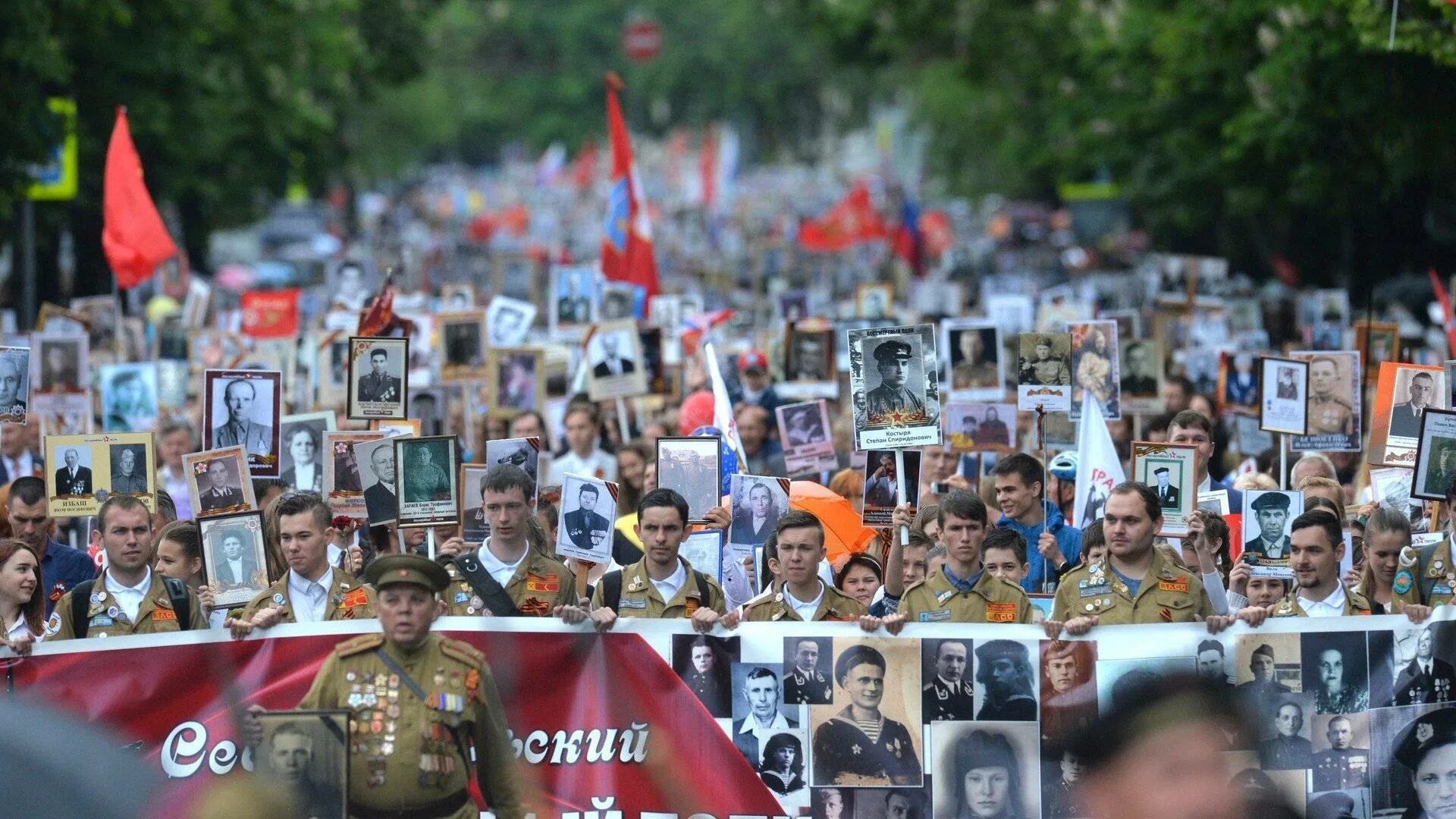 Бессмертный полк на улицах страны вновь. Бессмертный полк в Берлине. Шествие Бессмертный полк Москва. Шествие Бессмертного полка в Москве. Шествие "Бессмертный полк" в Алматы.