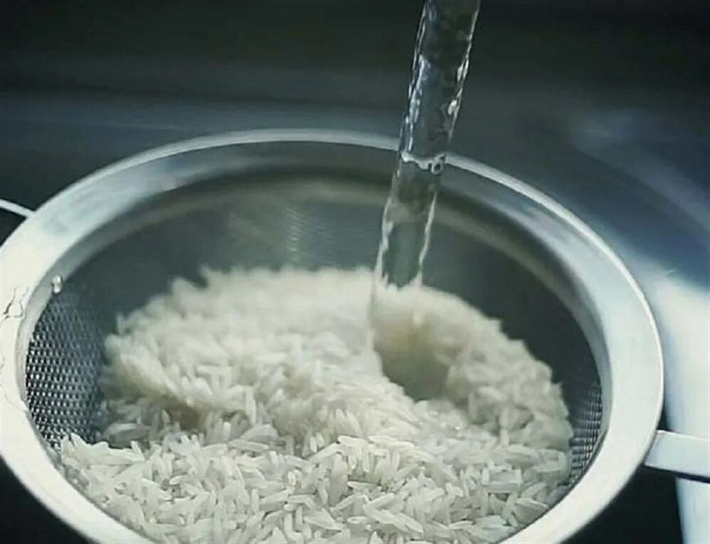 Замоченный рис. Промыть рис. Помыть рис. Промывание круп. Какой водой заливают рис холодной или горячей